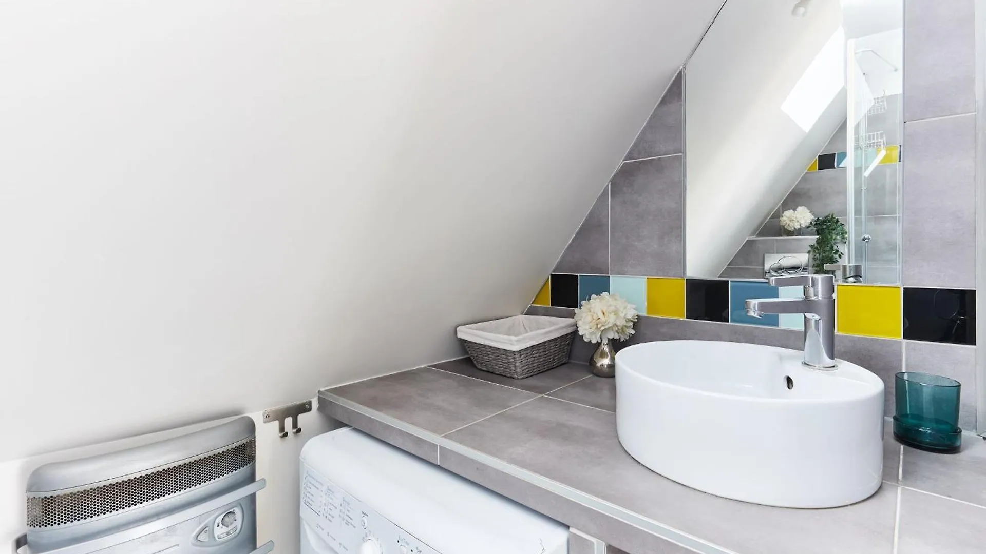 Place Des Vosges - 1Br With Balcony - Cityapartmentstay Paris