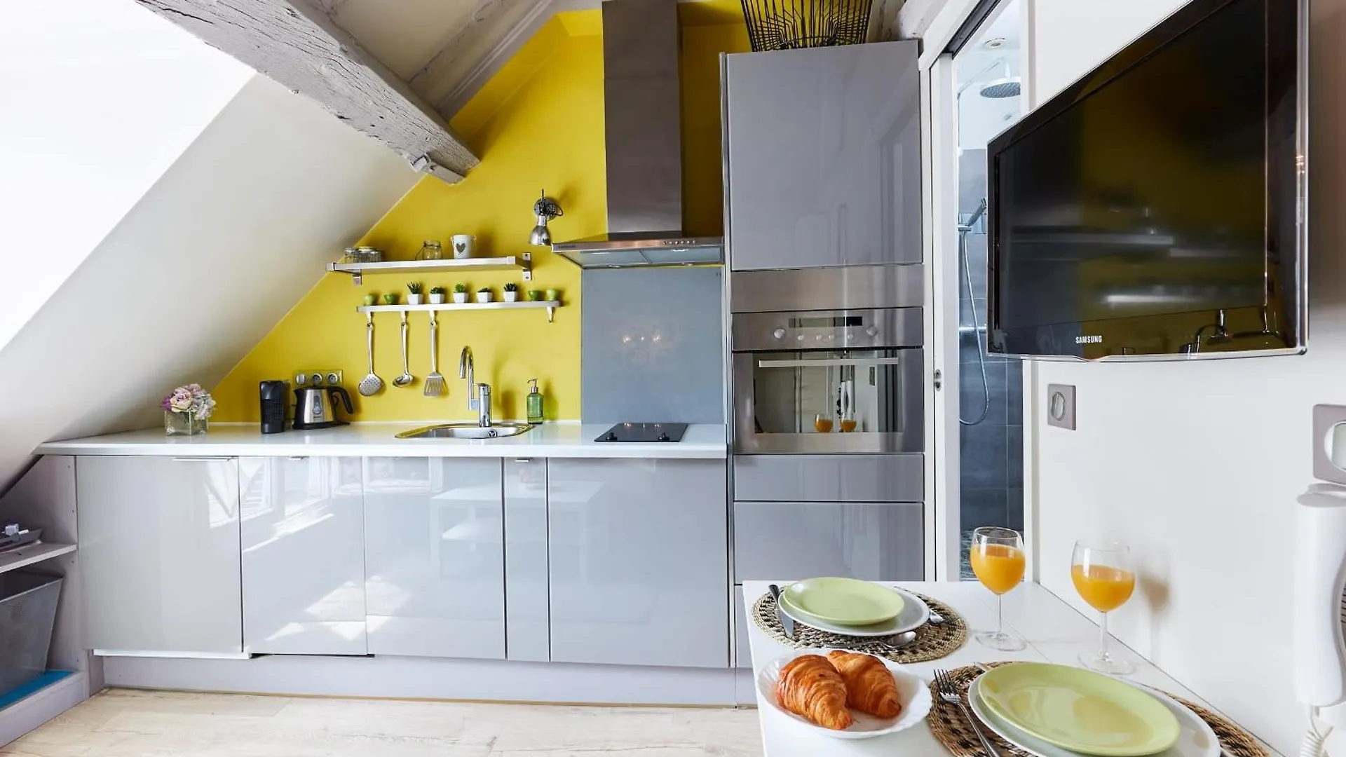 Апартаменты Place Des Vosges - 1Br With Balcony - Cityapartmentstay Париж